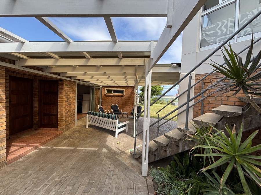 5 Bedroom Property for Sale in Kidds Beach Eastern Cape